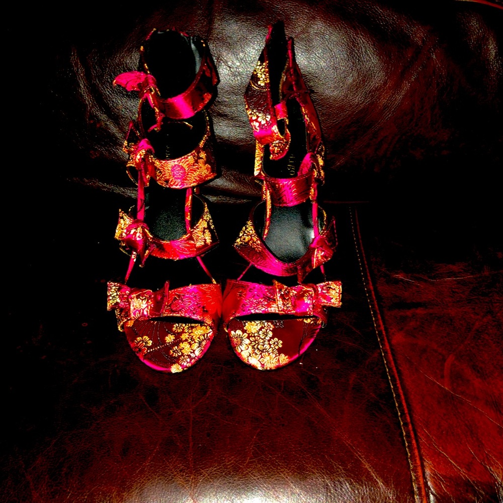 3 1/2 inch zip back bow sandals size 611/2 (M) Indigo rd.